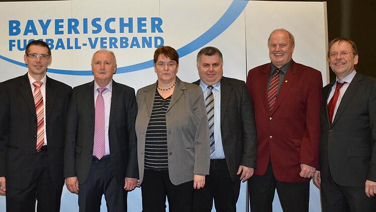 Unser Bild zeigt BFV-Bezirksvorsitzenden Jürgen Pfau (links) und BFV-Präsidenten Dr. Rainer Koch (rechts) zusammen mit der wieder gewählten Führungsriege im Fußballkreis Rhön um (von links) Michael Ritter, Ruth Müller, Harald Schreiber und Rainer Lochmüller.  Foto: Jürgen Schmitt