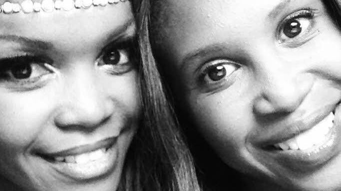 Motsi Mabuse (rechts) und ihre jüngere Schwester Otlile. Foto: privat