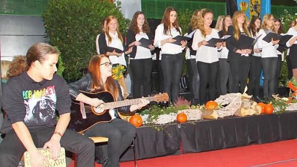Mit einer Reihe bekannter Hits erfreuten der Chor des Gymnasiums und einige Instrumentalisten. Fotos: Gerda Völk