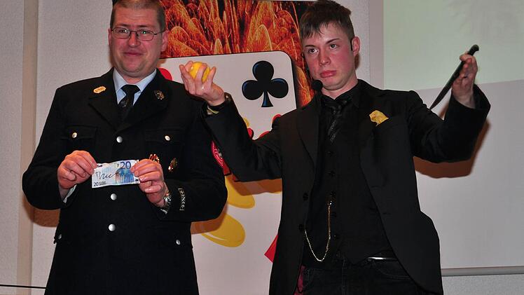 Verblüffende Zaubertricks präsentierte "Flo Magic", Florian Müller. Er zauberte einen 20-Euroschein von Theo Heueck (links im Bild) aus einer verschlossenen Zitrone und erntete viel Beifall für seine Show. Foto: Ulrike Langer