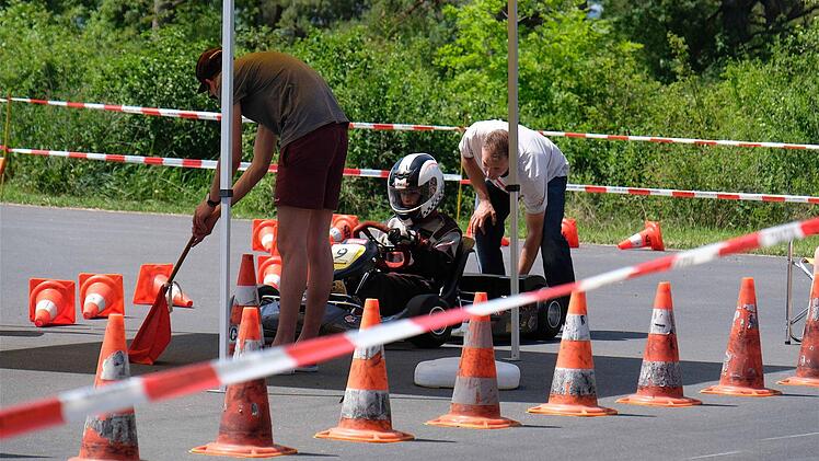Überprüfung beim Start. Hier Sinja Roos (AK3) OC Würzburg.  Foto: Gerd Schaar