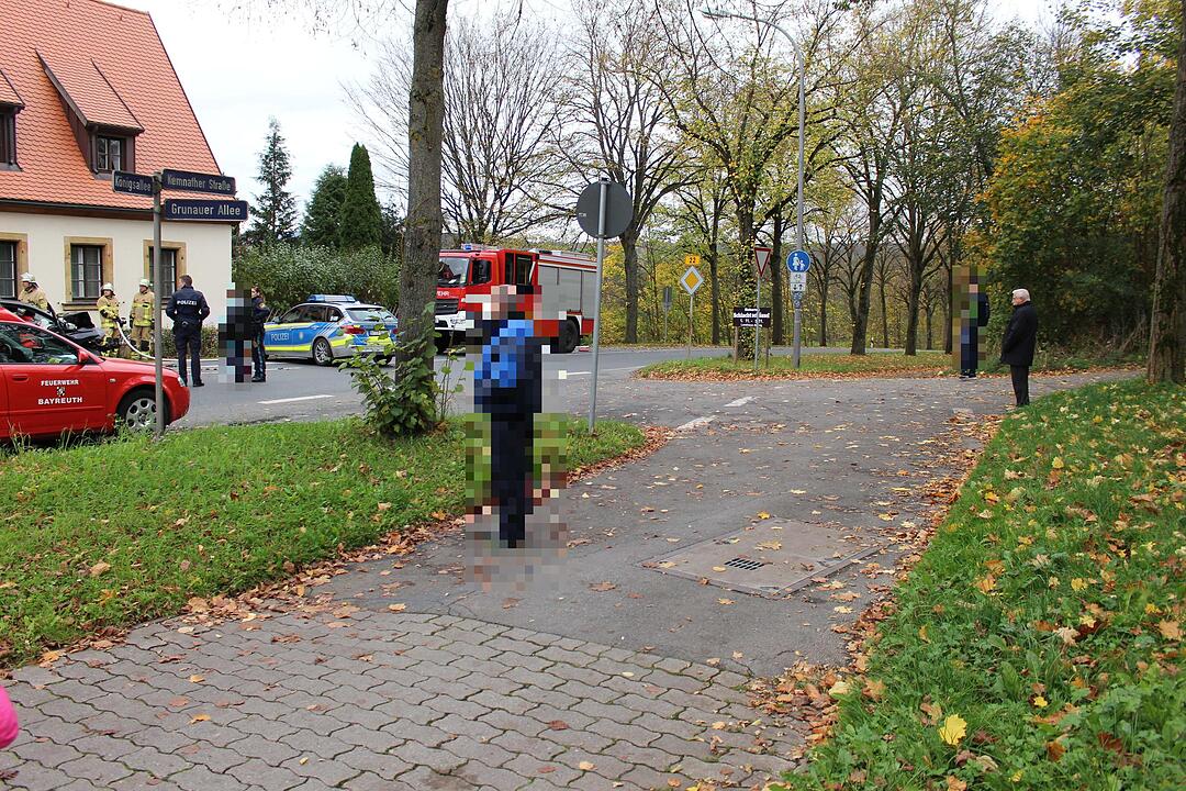 Frau wird bei Crash in Bayreuth im Auto eingeklemmt
