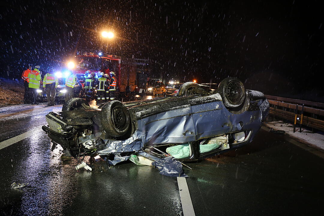 Schwerer Zusammenstoß auf der A93 - Fahrer stirbt noch an der Unfallstelle