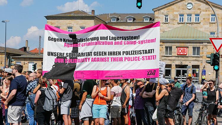Demonstration gegen das geplante Polizeiaufgabengesetz am 12. Mai 2018 in Bamberg. Foto: Matthias Hoch