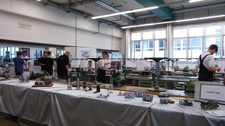 Die Besucher bekamen Einblick in die Lehrwerkstatt.  Foto: Petra Malbrich