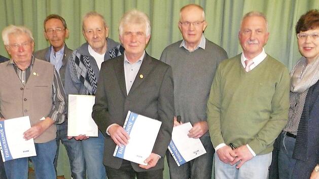 Ehrungen beim VdK-Ortsverband Meeder (von links): B&uuml;rgermeister Bernd H&ouml;fer, Harry Wei&szlig;, Lothar Silzer, Helmut Kr&auml;u&szlig;lich, Hubertus Klett, Heinz Rauscher, Vorsitzender Bernd Oehme und Kreisvorsitzende Susann Biedefeld  Foto: Karin G&uuml;nther