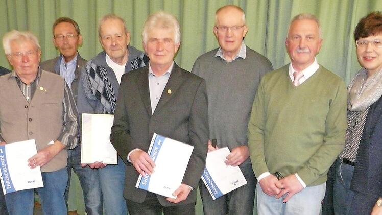 Ehrungen beim VdK-Ortsverband Meeder (von links): Bürgermeister Bernd Höfer, Harry Weiß, Lothar Silzer, Helmut Kräußlich, Hubertus Klett, Heinz Rauscher, Vorsitzender Bernd Oehme und Kreisvorsitzende Susann Biedefeld  Foto: Karin Günther