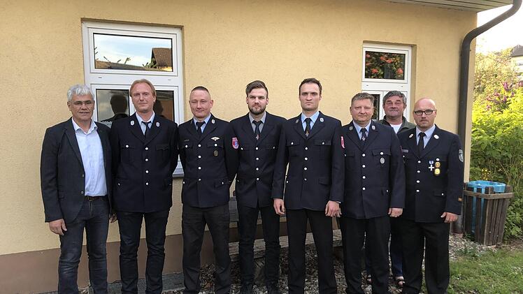 Das Team der neuen Feuerwehr (von links): Bürgermeister Bernhard Storath, Markus Wagner, Michael Böhmer, Steffen Brückner, Thomas Ulbert, Klaus Weidmann und Xaver Kestler, rechts steht Kreisbrandmeister Christian Schilder. Foto: Gemeinde