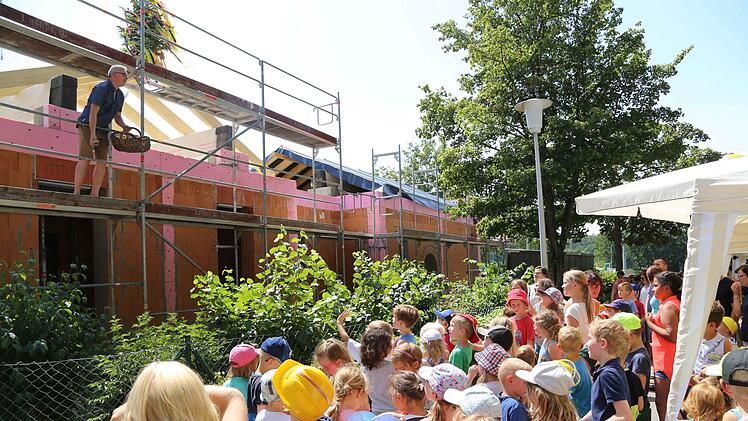 Beim  Richtfest gibt es Süßigkeiten vom Bürgermeister. Foto: Franz Galster