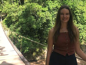 Über diese Brücke muss sie gehen: Marie Köhn auf der Hängebrücke, über die sie jeden Morgen zur Arbeit nach Pozuzo läuft.  Foto: Privat