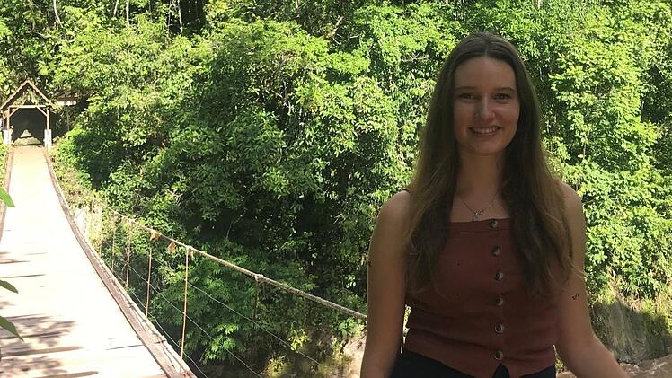 Über diese Brücke muss sie gehen: Marie Köhn auf der Hängebrücke, über die sie jeden Morgen zur Arbeit nach Pozuzo läuft.  Foto: Privat