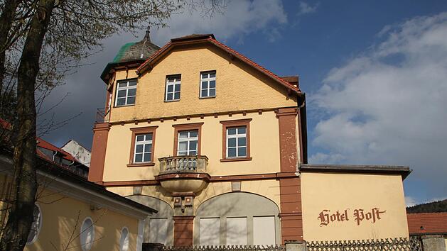 Der neue Stadtrat verhandelt darüber, so manches Projekt zurückzustellen. Der Kauf des ehemaligen Hotels  "Zur Post" scheint für einige Räte eine Lösung für die räumlichen Probleme der Stadt.  Foto: Ulrike Müller /Archiv