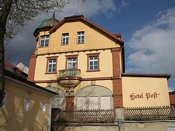 Der neue Stadtrat verhandelt darüber, so manches Projekt zurückzustellen. Der Kauf des ehemaligen Hotels  "Zur Post" scheint für einige Räte eine Lösung für die räumlichen Probleme der Stadt.  Foto: Ulrike Müller /Archiv