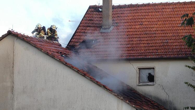 Mit der Drehleiter der Hofheimer Feuerwehr wurde der Brand auch von oben bekämpft.