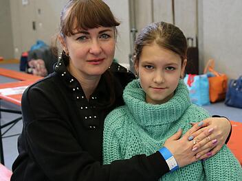 Anna ist mit ihrer Tochter Sophia zusammen mit sechs anderen Menschen auf der Ladefläche eines Pritschenwagens geflohen. Foto: Romy Denk