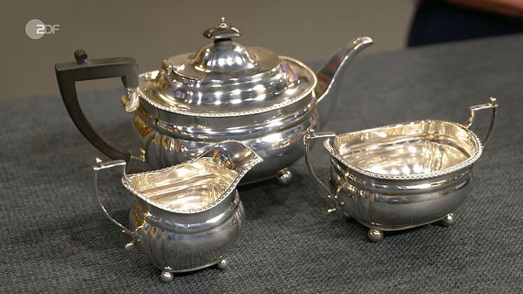 Ein Silberwaren-Trio aus 925er Sterling Silber aus London wollte das Ehepaar Jutta und Willi für 1.000 Euro loswerden. Expertin Dr. Rezepa-Zabel ging auf 1.100. Elke Velten bezahlte 900.
