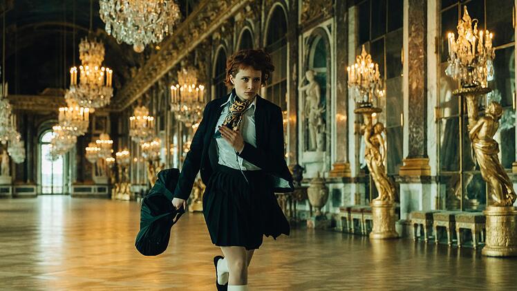 Alexia (Claire Romain), die jüngste der Schwestern, hat sich ins Schloss Versailles geschlichen.