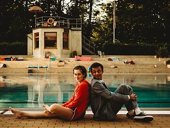 Rettungsschwimmerin Mira (Anouk Elias) verdreht dem Abiturienten Simon (Tyrell Otoo) bereits bei ihrer ersten Begegnung gehörig den Kopf.