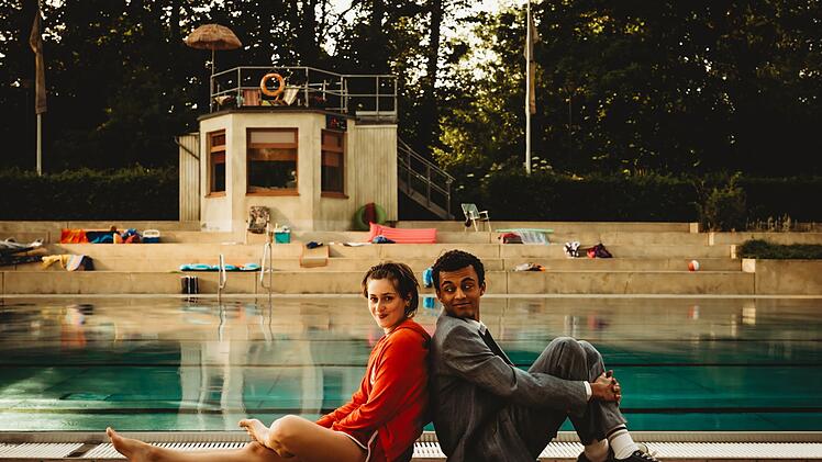Rettungsschwimmerin Mira (Anouk Elias) verdreht dem Abiturienten Simon (Tyrell Otoo) bereits bei ihrer ersten Begegnung gehörig den Kopf.