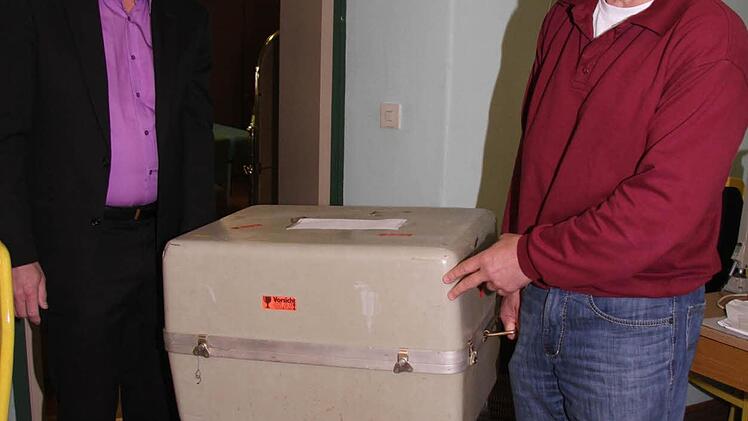 Präsident Andy Sesselmann und Vorsitzender Hansi Hümmer sind schon bei der Vorbereitung des Auszugs aus dem alten Landratsamt.