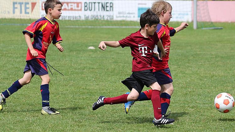 Im Spiel des U8-Turniers gegen Ketschendorf wird der Eberner Karacam (Mitte) abgedrängt.