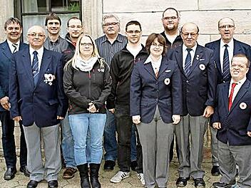Die BRK-Bereitschaft Steinwiesen hat treue Aktive geehrt. Im Bild (von links) Bürgermeister Gerhard Wunder, Hubert Bähr, Roland Beierwaltes, Matthias Wich, Katja Wich, Reinhard Beiergrößlein, Michael Wunder, Katharina Wunder, Thomas Reißig, Siegfried Kremer, Martin Schmidt und Michael Neubauer. Foto: Susanne Deuerling