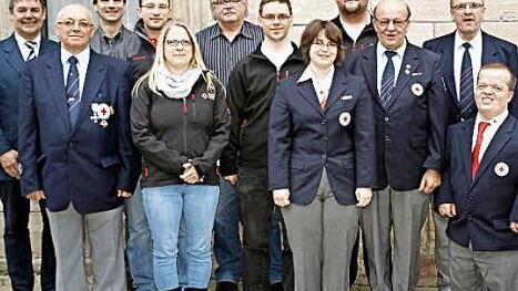 Die BRK-Bereitschaft Steinwiesen hat treue Aktive geehrt. Im Bild (von links) Bürgermeister Gerhard Wunder, Hubert Bähr, Roland Beierwaltes, Matthias Wich, Katja Wich, Reinhard Beiergrößlein, Michael Wunder, Katharina Wunder, Thomas Reißig, Siegfried Kremer, Martin Schmidt und Michael Neubauer. Foto: Susanne Deuerling