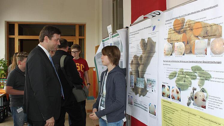 Landrat hermann Ulm war ebenfalls sehr an den Präsentationen interessiert. Foto: Carmen Schwind
