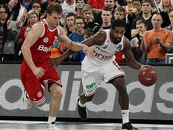 Kann Anton Gavel (l.) Bambergs Kraftpaket Brad Wanamaker stoppen? Foto: sportpress