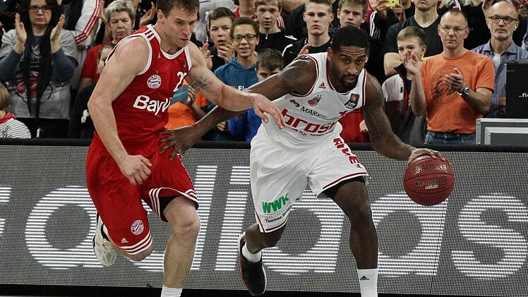 Kann Anton Gavel (l.) Bambergs Kraftpaket Brad Wanamaker stoppen? Foto: sportpress