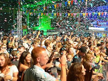 "Gestört, aber geil" lautete das Partymotto. Die Musik kam von den DJs an den Mischpulten. Dazu regnete es in der Eishalle Konfetti. Foto: Peter Rauch