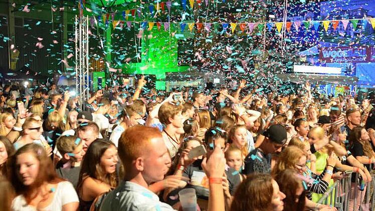 "Gestört, aber geil" lautete das Partymotto. Die Musik kam von den DJs an den Mischpulten. Dazu regnete es in der Eishalle Konfetti. Foto: Peter Rauch