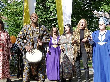 Alexis Madokpon und sein Chor Mambolo begeisterten mit afrikanischen Rhythmen.  Foto: Marion Krüger-Hundrup