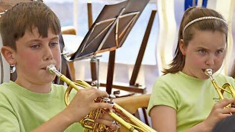 Maximilian Scheuring und Paula Kleinhenz spielen Trompete in der Bläserklasse des Musikvereins Stangenroth. Am Sonntag zeigten die Nachwuchsmusiker ihr Können beim örtlichen Lindenfest.
