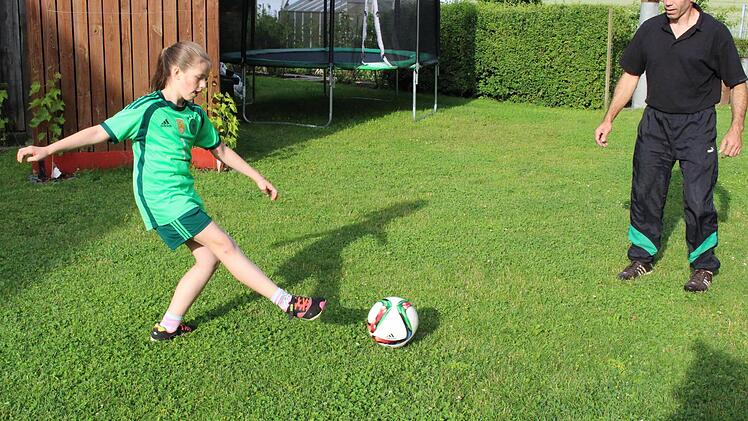 Antonia kickt gerne im Garten mit ihrem Vater Armin. Ob sie beim Philipp-Lahm-Sommercamp auch mal gegen den Ball treten kann, weiß sie noch gar nicht. Foto: Evi Seeger