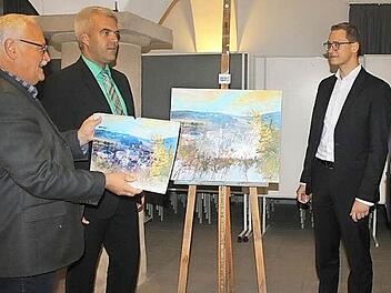 Sie sind fasziniert vom ersten Ludwigsstädter Kunstkalender: Pfarrer Albrecht Bischoff (von links), Bürgermeister Timo Ehrhardt, Notar Jochen Keßler. Leiter der Polizeiinspektion Ludwigsstadt, Markus Löffler und Maler Martin Ludwig. Foto: Veronika Schadeck