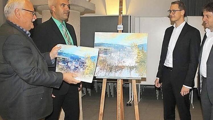 Sie sind fasziniert vom ersten Ludwigsstädter Kunstkalender: Pfarrer Albrecht Bischoff (von links), Bürgermeister Timo Ehrhardt, Notar Jochen Keßler. Leiter der Polizeiinspektion Ludwigsstadt, Markus Löffler und Maler Martin Ludwig. Foto: Veronika Schadeck
