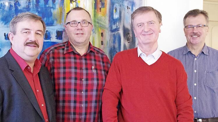 Die beiden Bürgermeister-Stellvertreter (v. l.) Jürgen Kern (Mitwitz) und Andreas Kristek (Schneckenlohe), Erster Bürgermeister Hans-Peter Laschka (Mitwitz) und Geschäftsstellenleiter Heinrich Bauersachs.