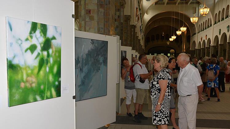 Zehn Kissinger Künstler zeigen in der Wandelhalle ihre Werke.  Foto: Björn Hein