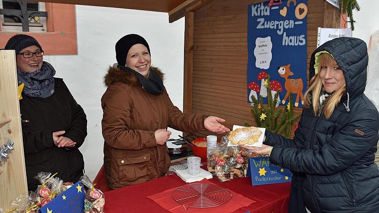 Leckere Waffeln und Plätzchen verkauften Eltern von Kindern, die die Kindertagesstätte "Zwergenhaus" besuchen.Fotos: Ulrike Langer