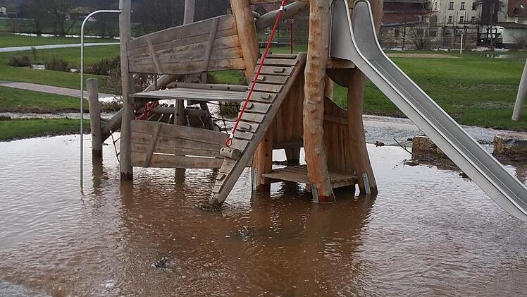 Wassereinbrüche aus dem Deisselbach in den Mehrgenerationenplatz soll eine Änderungsplanung durch Schutzwälle, Rohrleitungen und Höherlegungen künftig vermeiden.  Foto: Winfried Ehling