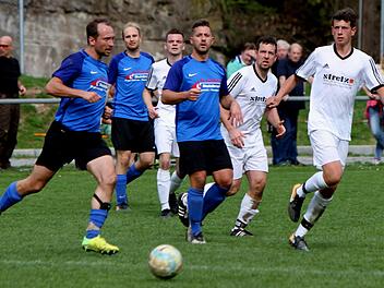 Die Neuschleichacher Elf um Spielertrainer Jonas Schmitt (l.) hat die letzten beiden Partien gegen Westheim gewonnen. Für den TSV ist daher ein Sieg beim SV Fatschenbrunn im Abstiegskampf fast schon Pflicht. Foto: Günther Geiling