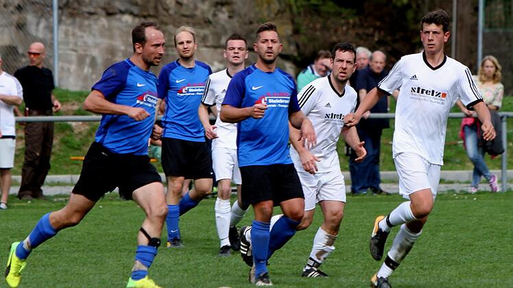 Die Neuschleichacher Elf um Spielertrainer Jonas Schmitt (l.) hat die letzten beiden Partien gegen Westheim gewonnen. Für den TSV ist daher ein Sieg beim SV Fatschenbrunn im Abstiegskampf fast schon Pflicht. Foto: Günther Geiling