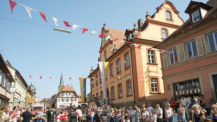 Der Zug der Zünfte, Vereine, Verbände und Firmen lockt die Schäätzer am Samstag auf die Straßen.  Archivfoto: Joseoh Beck