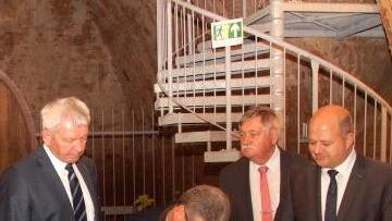 Minister Sibler trägt sich ins goldene Buch des Marktes Ebrach ein.Joseph Beck