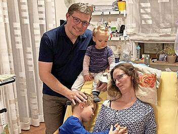Familie Kuhnlein: Tobias mit Laurena, Florentin und Juliane im Pflegebett.
