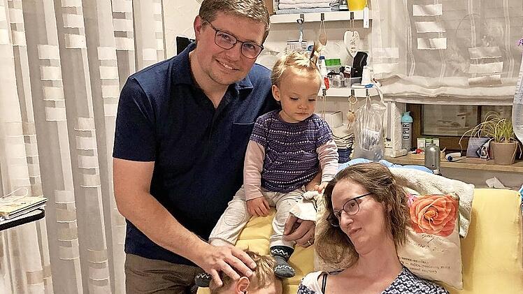 Familie Kuhnlein: Tobias mit Laurena, Florentin und Juliane im Pflegebett.