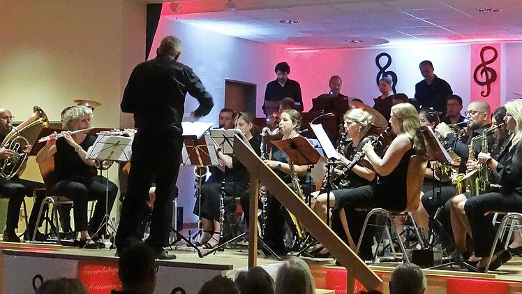 Nach zwei Jahren Abstinenz endlich wieder ein Konzert: Die Feuerwehrkapelle.