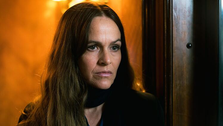 Rabbinerin Rivka Lehmann (Hannah Ley) macht sich navch dem Brandanschlag Sorgen um die Zukunft ihrer Gemeinde.