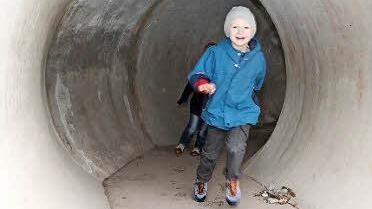 Jurian rennt durch den noch unbemalten Tunnel seiner neuen "Stadt".